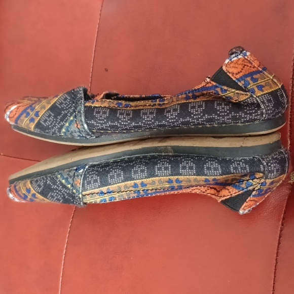 Mad Love, 7, Orange and Black, Tribal, Skull Fabric Flats, EUC - Picture 3 of 7